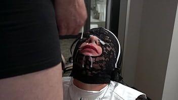 Reproduzir Esposa gostosa da Sumisa recebendo uma gozada gostosa enquanto usava máscara de renda e costume de freira