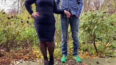 Riproduci Feticismo MILF BBW: pipì in pubblico all'aperto con i tacchi alti - matrigna Aleksandr