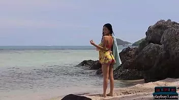Reproduzir Grandes seios naturais beleza adolescente tailandesa kahlisa solo striptease na praia para playboy