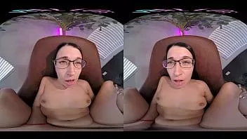 play メガネの愛らしいブルネットがVRで彼女のおもちゃで降りる