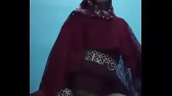 play Namorada asiática hijab montando vibrador em vestido vermelho