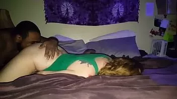 Afspelen Hete babe wordt gecreampied op een studentenfeestje
