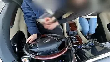 Putar Seorang wanita menikah frustrasi membuat saya ejakulasi dengan handjob saat mengemudi