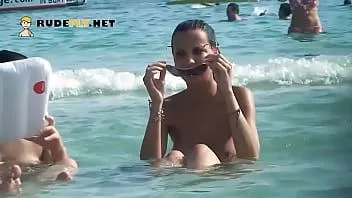 play Ta cudowna laska jest zupełnie nieświadoma, gdy smaruje skórę kremem z filtrem
