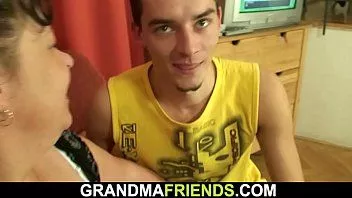 Reproducir Trío pov con una vieja madura y regordeta