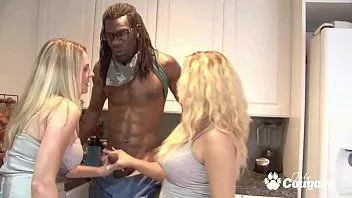 play Scarlett Wild et Britney Young laissent un homme noir jouir sur eux