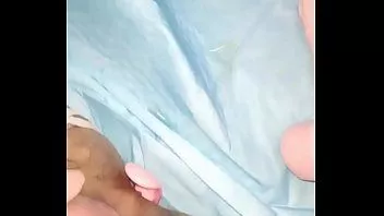 play Menina chinesa se masturba e esguicha com buracos preenchidos