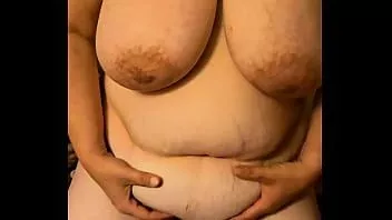 play Istri milf wanita gemuk memamerkan payudara dan vagina perutnya yang milf. komentar diterima