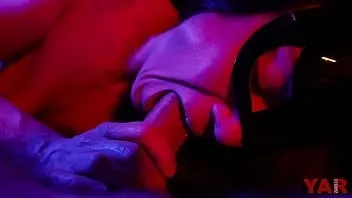 play Une femme masquée suce une grosse bite avec une fin dans sa bouche une douce pipe au néon sur la musique