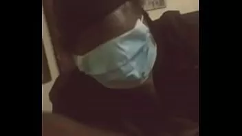 play Dia mengunjungi pacarnya di akhir pekan, dia turun ke bawah untuk membiarkan rambutnya tergerai, dan suatu saat dia ingin naik ke atas untuk mengambil minuman, secara tidak sengaja dia memasuki apartemenku dan melihatku telanjang, aku meminta untuk melakukan pekerjaan pukulan dan dia memberikannya untuk saya.