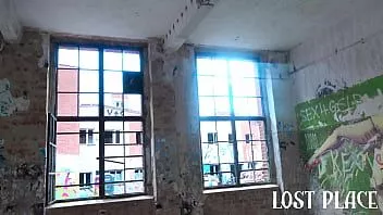 Afspelen Diepe pijpbeurt onder de regen en neuken in een verlaten gebouw op een verloren plek met een vriend.