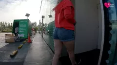 Afspelen Latina blonde Katrinavanx zuigt Andy Conel af in het openbaar