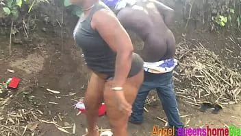 تشغيل (angel queenshome9ja) bbw patricia 9ja مع softkind fucksy ضجيجا على جانب الدفق بينما يمر الناس إلى الدفق.