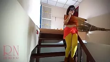 play Halloween 2021 scooby doo, velma dinkley pantimedias amarillas actuando en casa vieja en la escalera. regina noir