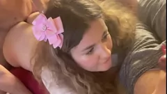 Jouer Une femme tricheuse blonde baise un autre gars devant son mari