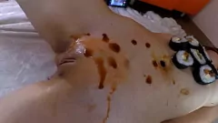 Riproduci Mangiare sushi con una pornostar per adolescenti nuda: POV anale e figa!