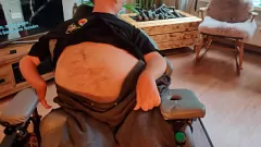 Jouer Handical Hunk en fauteuil roulant reçoit une pipe coquine de son voisin MILF