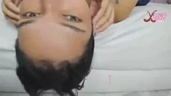Reproduzir Tatuado adolescente vagabunda engole o pau de cabeça para baixo em trio difícil