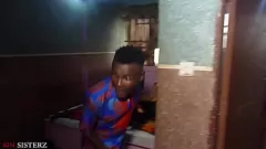 Reproduzir Marido corno pega velho comediante transando com sua esposa gostosa no banheiro